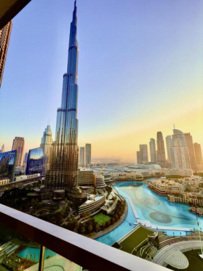 Full Burj Khalifa and Fountains Views
